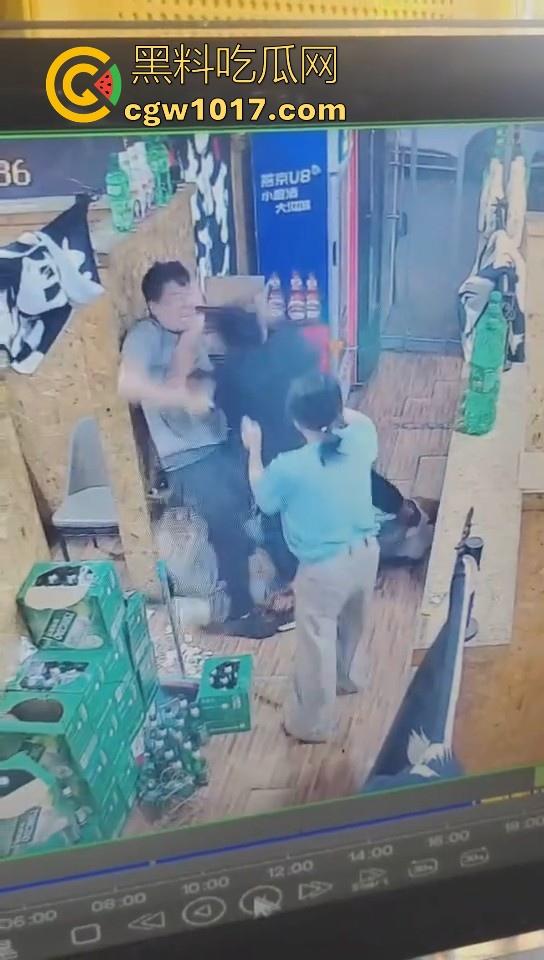 河北省承德板城铁锤烧烤店打架斗殴,3人混打一人拉架从包房打到过道走廊,不是这哥们是怎么倒下抽搐的!-5