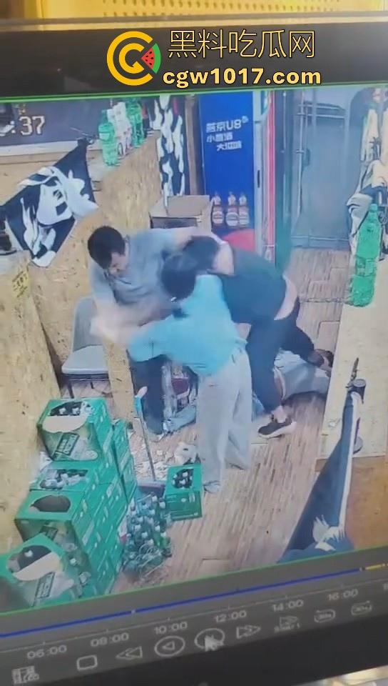 河北省承德板城铁锤烧烤店打架斗殴,3人混打一人拉架从包房打到过道走廊,不是这哥们是怎么倒下抽搐的!-6