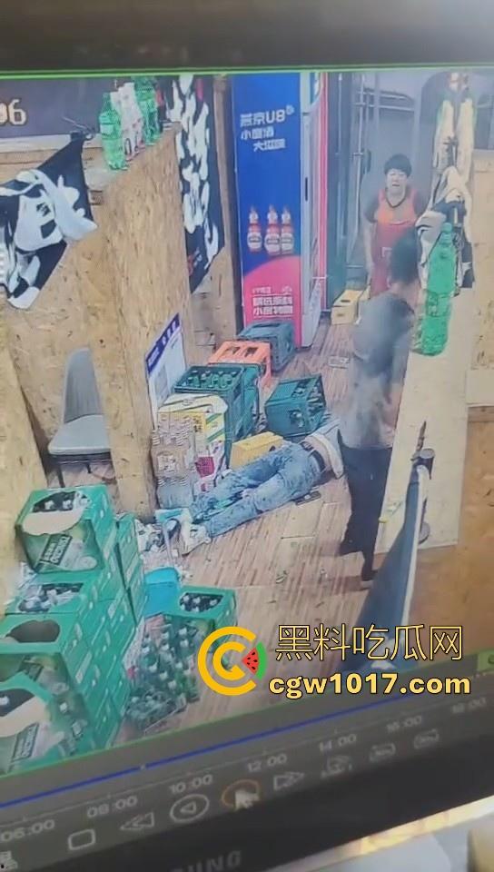 河北省承德板城铁锤烧烤店打架斗殴,3人混打一人拉架从包房打到过道走廊,不是这哥们是怎么倒下抽搐的!-7