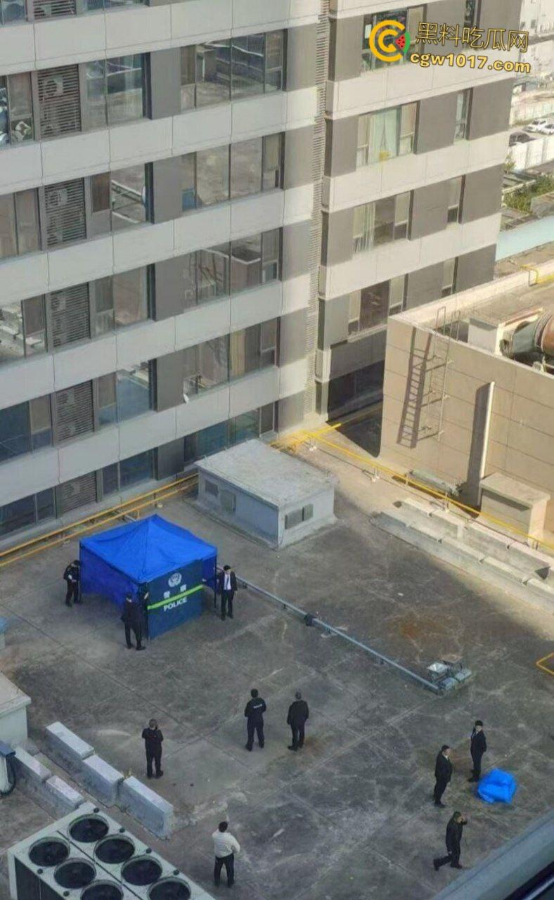 河北石家庄绿衣少女跳楼，警察劝说4个小时无果竟然跑去吃饭，少女觉得自己根本不受重视，竟然直接纵深一跃！-7