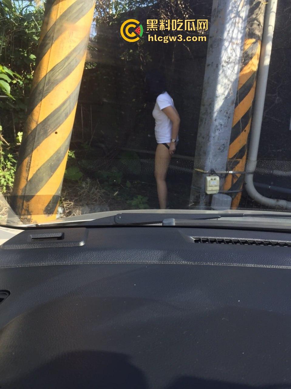 云盘泄密清纯女友性爱日常曝光  外表无害内心骚到飞起，下面插一根嘴里还塞一根！-9