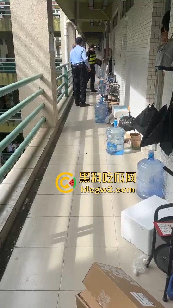 广东工业大学惊现捅人事件！凶手反锁宿舍内，保安公安疯狂踹门！-4