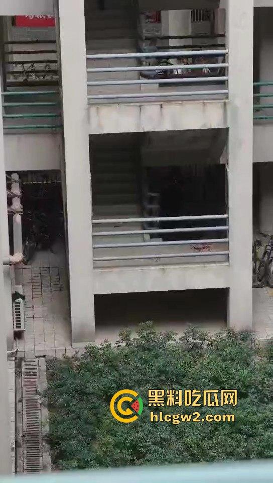 广东工业大学惊现捅人事件！凶手反锁宿舍内，保安公安疯狂踹门！-11