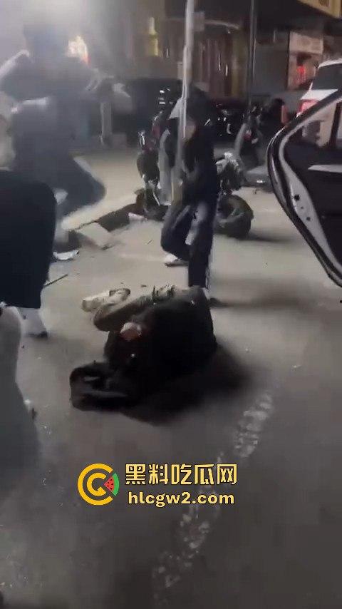 山东泰安新泰未成年小崽子打人狠到飞起,活脱脱一群小雇佣兵,打死人也不犯法?!-10