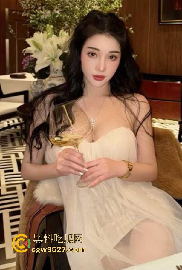 抖音网红【starrysky】高挑美女为流量铤而走险,极品御姐真空漏点,故意露出内裤,观众弹幕瞬间炸裂!-2