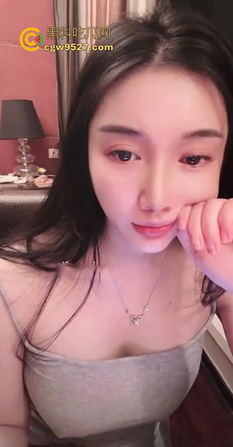 抖音网红【starrysky】高挑美女为流量铤而走险,极品御姐真空漏点,故意露出内裤,观众弹幕瞬间炸裂!-6