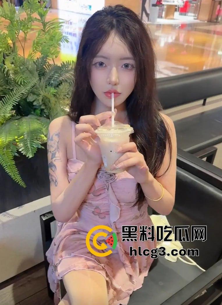 抖音微博网红「彭知熙」KTV聚会被两男生现场吸奶！装纯的背后竟然是福利姬，揭开网红的真实面目！-4