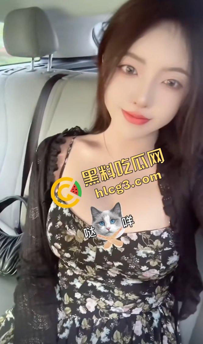 抖音微博网红「彭知熙」KTV聚会被两男生现场吸奶！装纯的背后竟然是福利姬，揭开网红的真实面目！-6