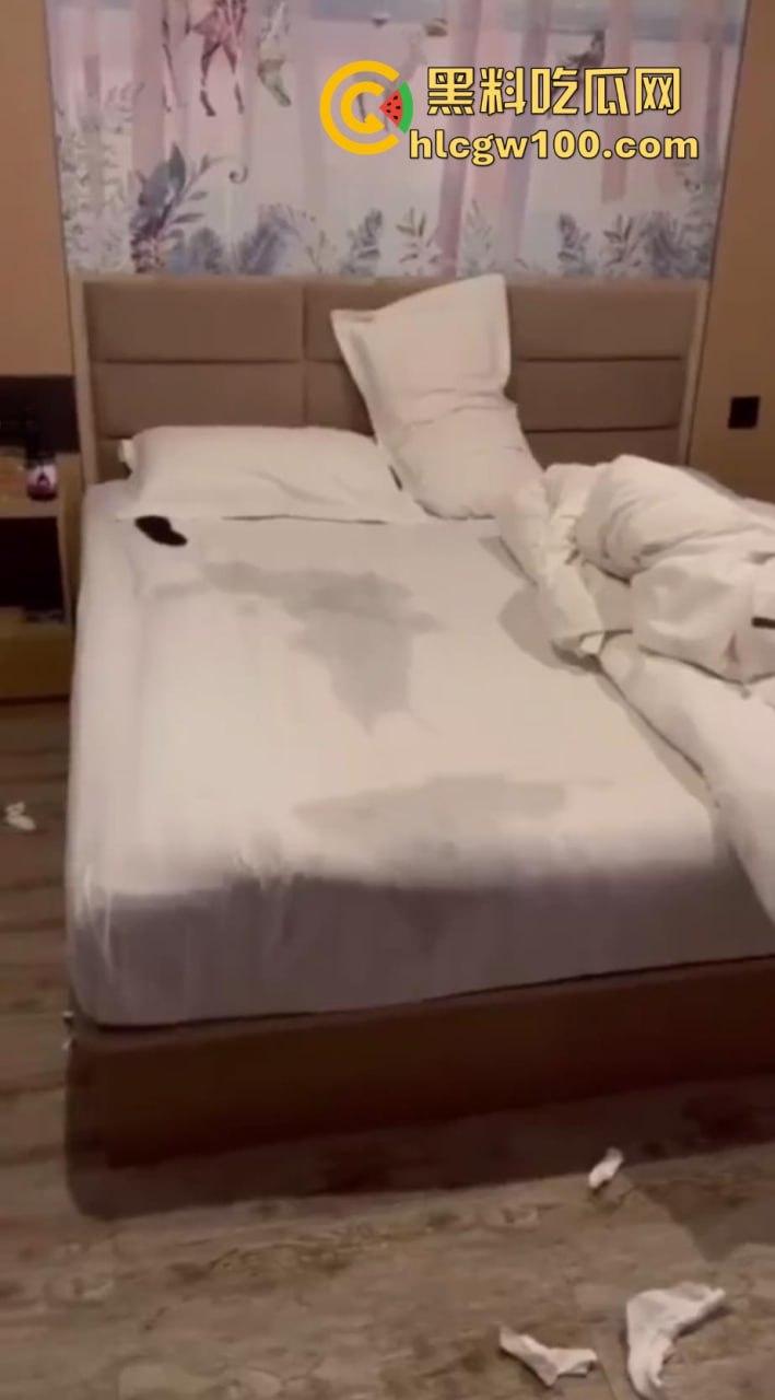 搞笑大瓜!大学闺蜜住酒店隔壁惊现男女床上大战,一直在叫爸爸求饶屁股打的啪啪响整层楼都震耳欲聋。-10