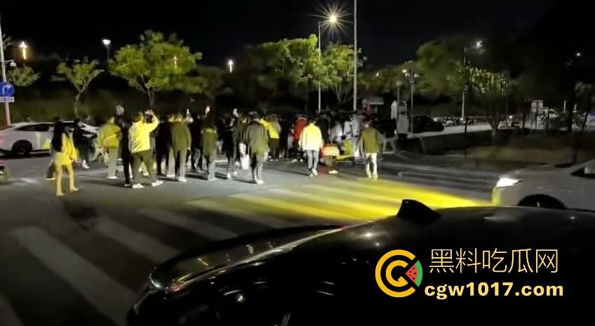 广东潮汕精神小妹街头火拼！多人围殴两人，扯头脚踢肚子跟下体，打得有来有回，好看精神小妹打架观赏性就很足！-5