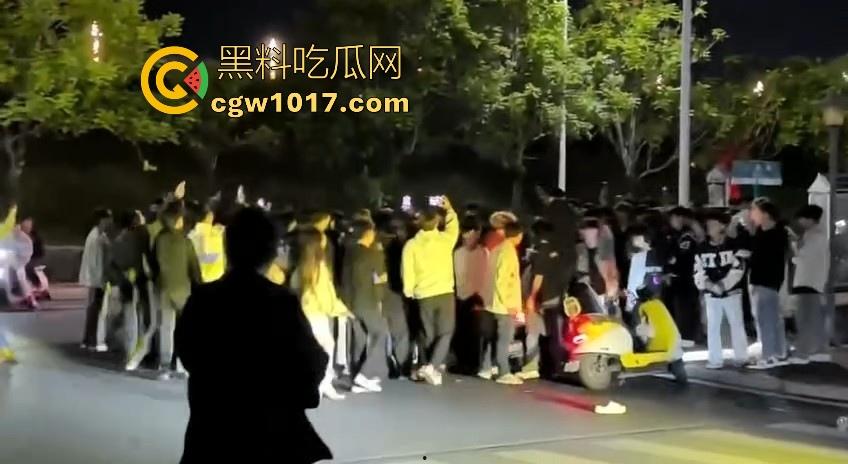 广东潮汕精神小妹街头火拼！多人围殴两人，扯头脚踢肚子跟下体，打得有来有回，好看精神小妹打架观赏性就很足！-6