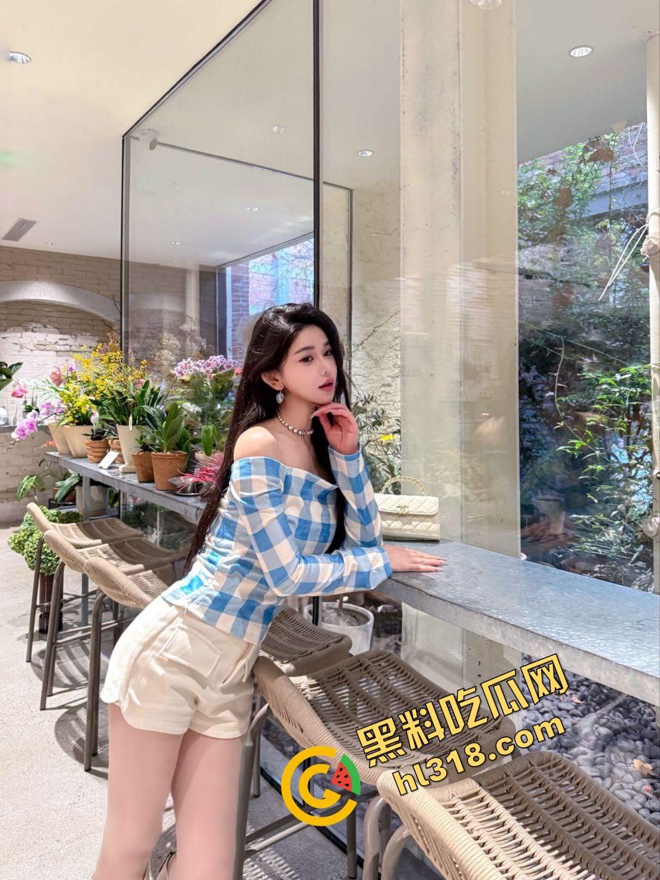 女狗完成主人的街头羞辱任务,薄纱透视装真空出街公园游街,711买零食收银小哥都看懵逼了!-1