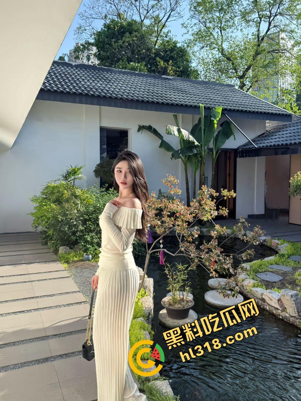 女狗完成主人的街头羞辱任务,薄纱透视装真空出街公园游街,711买零食收银小哥都看懵逼了!-2