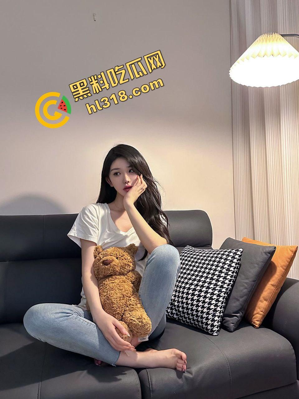 女狗完成主人的街头羞辱任务,薄纱透视装真空出街公园游街,711买零食收银小哥都看懵逼了!-3