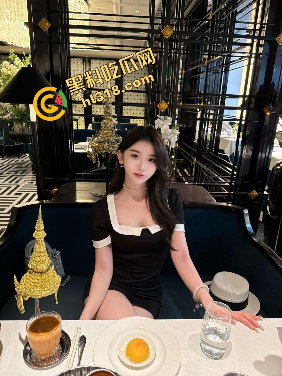 女狗完成主人的街头羞辱任务,薄纱透视装真空出街公园游街,711买零食收银小哥都看懵逼了!-4