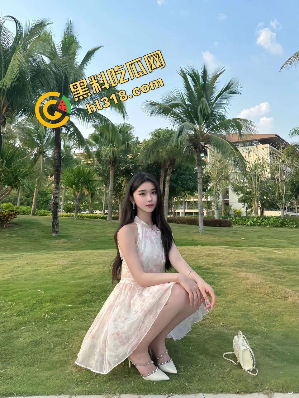 女狗完成主人的街头羞辱任务,薄纱透视装真空出街公园游街,711买零食收银小哥都看懵逼了!-5