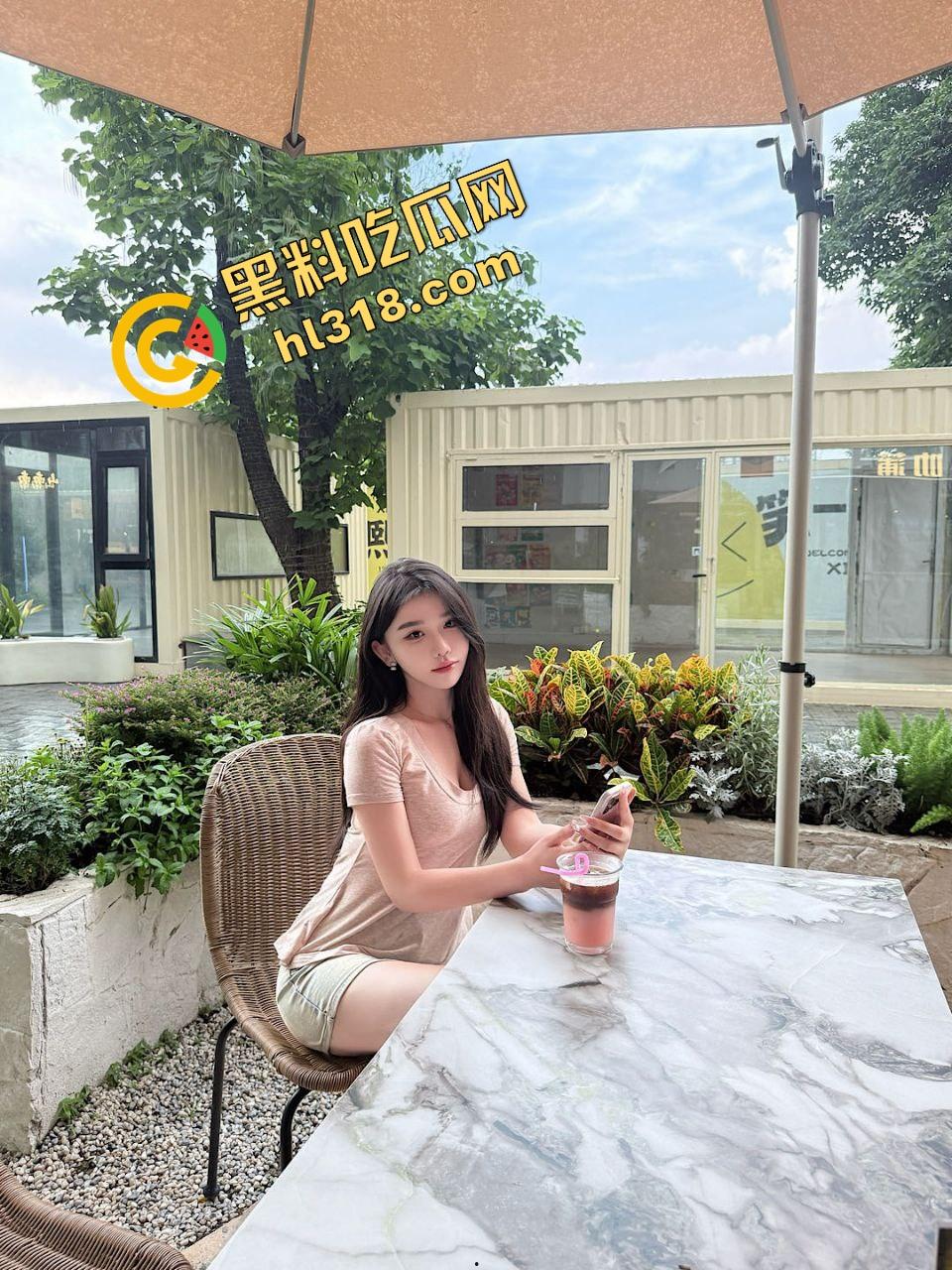 女狗完成主人的街头羞辱任务,薄纱透视装真空出街公园游街,711买零食收银小哥都看懵逼了!-6