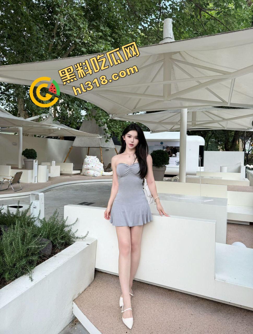 女狗完成主人的街头羞辱任务,薄纱透视装真空出街公园游街,711买零食收银小哥都看懵逼了!-7