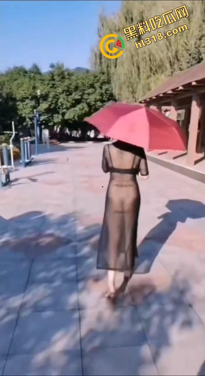 女狗完成主人的街头羞辱任务,薄纱透视装真空出街公园游街,711买零食收银小哥都看懵逼了!-14