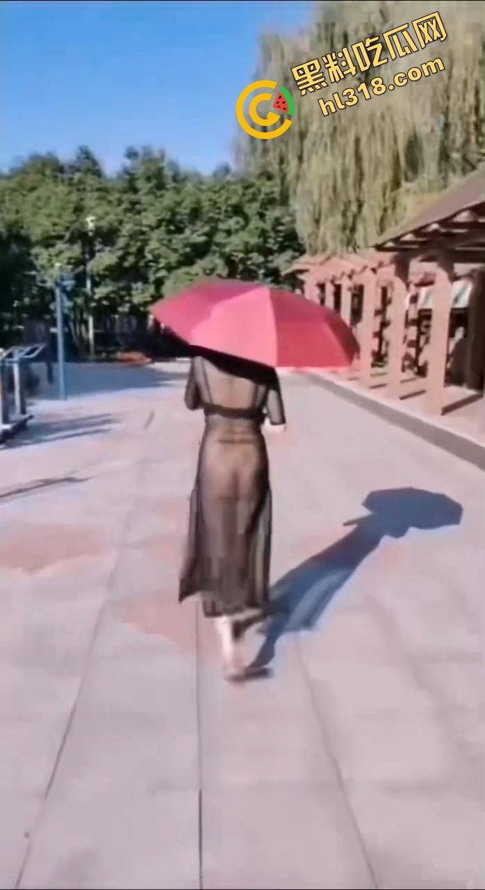 女狗完成主人的街头羞辱任务,薄纱透视装真空出街公园游街,711买零食收银小哥都看懵逼了!-15