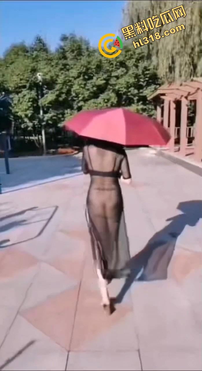 女狗完成主人的街头羞辱任务,薄纱透视装真空出街公园游街,711买零食收银小哥都看懵逼了!-16