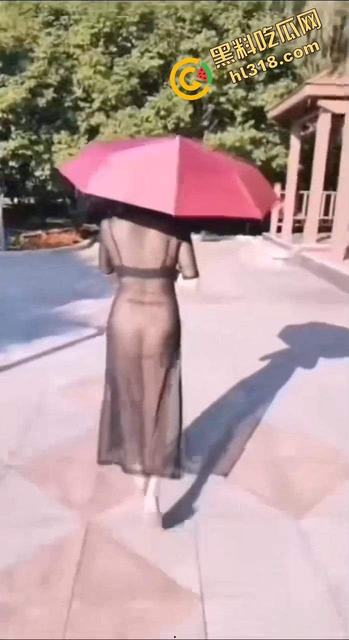 女狗完成主人的街头羞辱任务,薄纱透视装真空出街公园游街,711买零食收银小哥都看懵逼了!-17