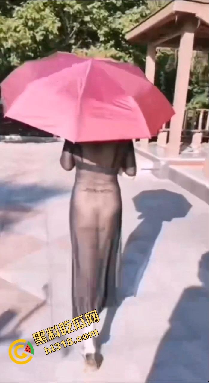 女狗完成主人的街头羞辱任务,薄纱透视装真空出街公园游街,711买零食收银小哥都看懵逼了!-18