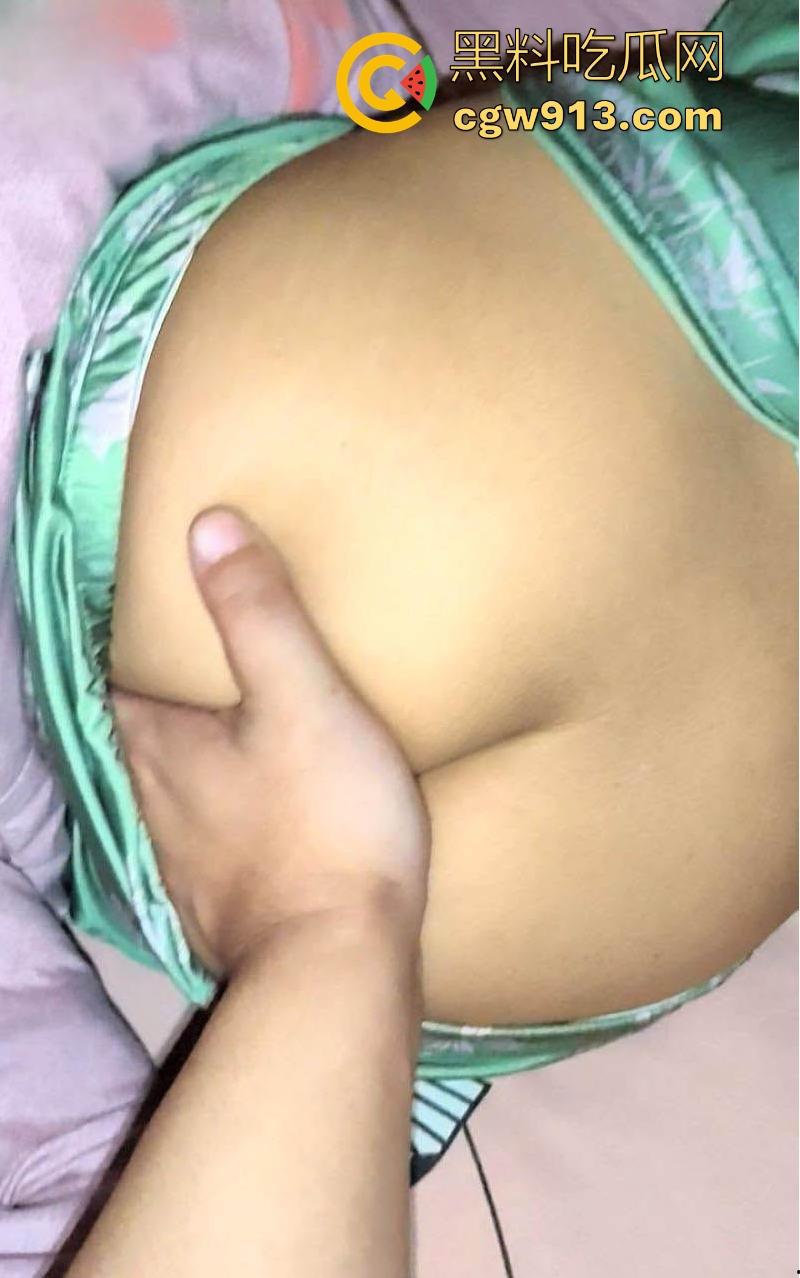 海角乱伦，早上起床把妈妈的骚穴狂扣出水，再狠狠无套猛插，主动撅臀迎合，极其骚乱！-7