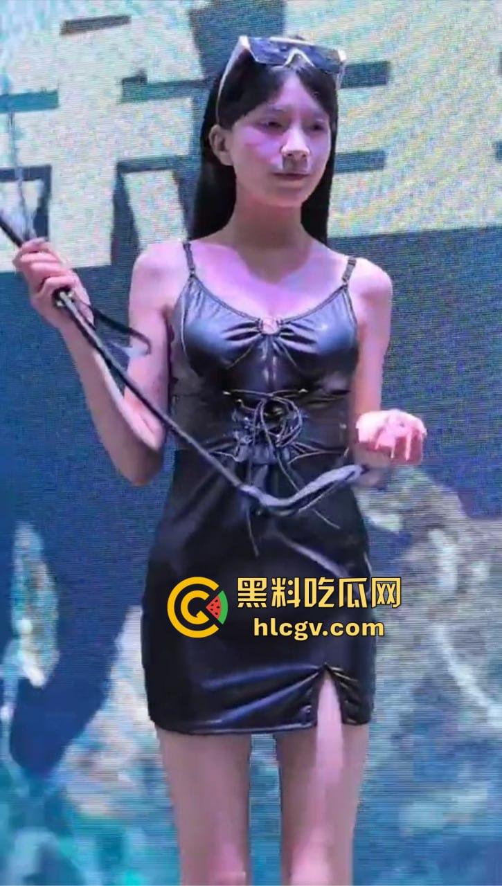 2024广州性文化博览会湿身诱惑全开!大胸妹湿身舔胸,玩具道具琳琅满目,尺度保守却撩人至极!-1