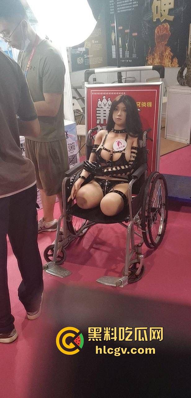 2024广州性文化博览会湿身诱惑全开!大胸妹湿身舔胸,玩具道具琳琅满目,尺度保守却撩人至极!-2