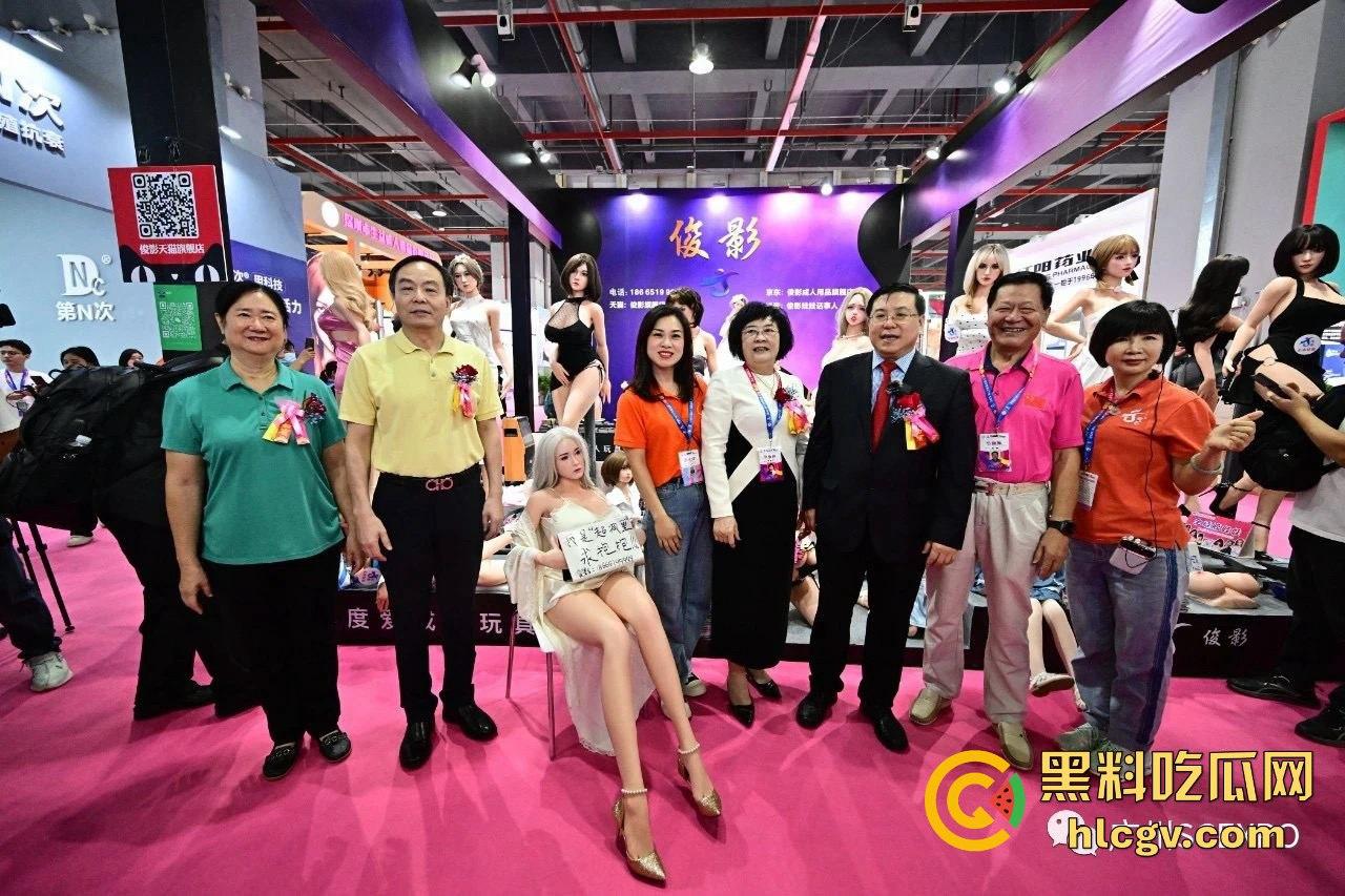 2024广州性文化博览会湿身诱惑全开!大胸妹湿身舔胸,玩具道具琳琅满目,尺度保守却撩人至极!-3