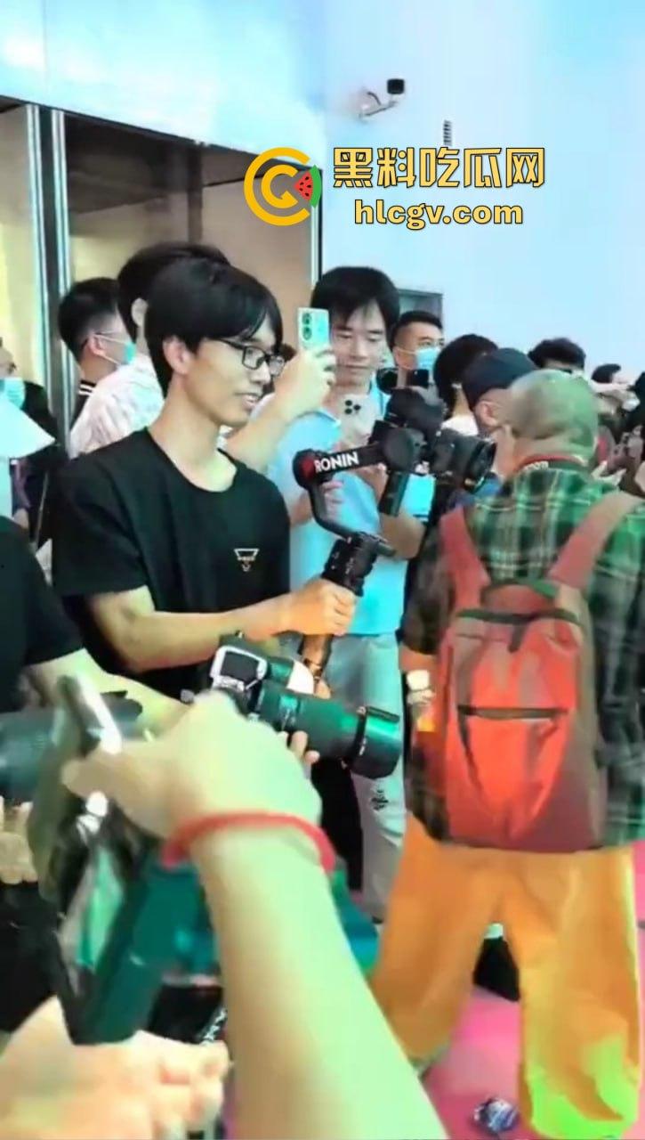 2024广州性文化博览会湿身诱惑全开!大胸妹湿身舔胸,玩具道具琳琅满目,尺度保守却撩人至极!-4