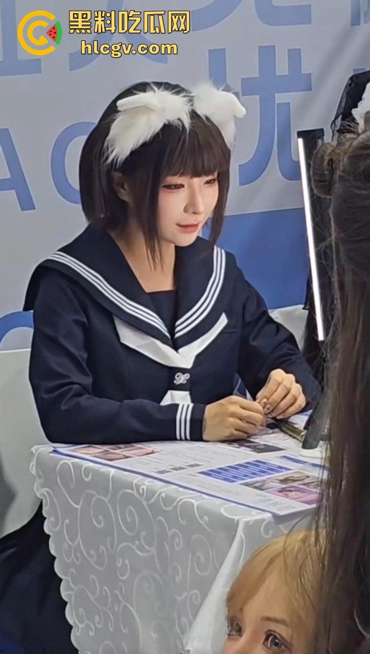 2024广州性文化博览会湿身诱惑全开!大胸妹湿身舔胸,玩具道具琳琅满目,尺度保守却撩人至极!-8