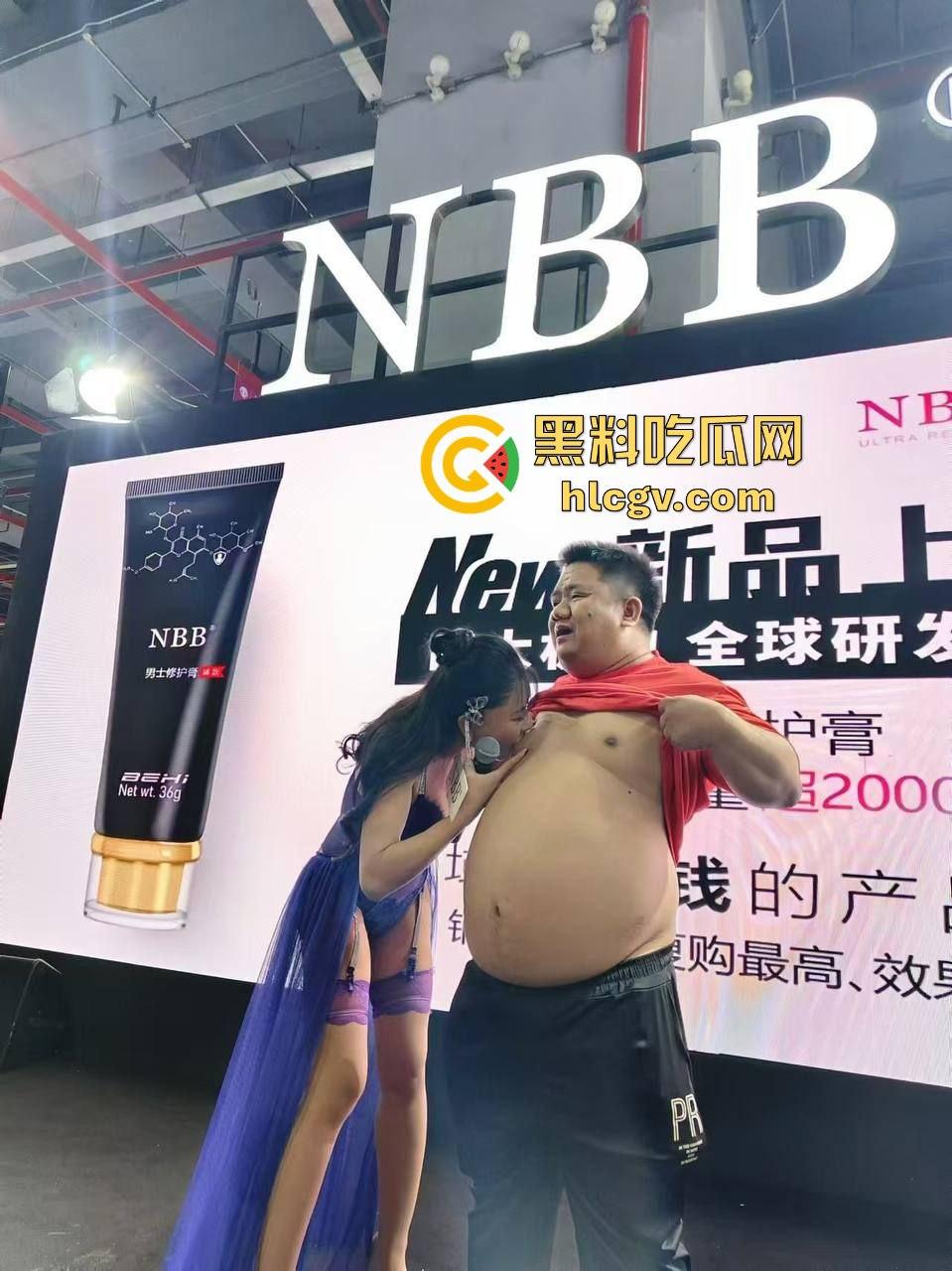 2024广州性文化博览会湿身诱惑全开!大胸妹湿身舔胸,玩具道具琳琅满目,尺度保守却撩人至极!-9