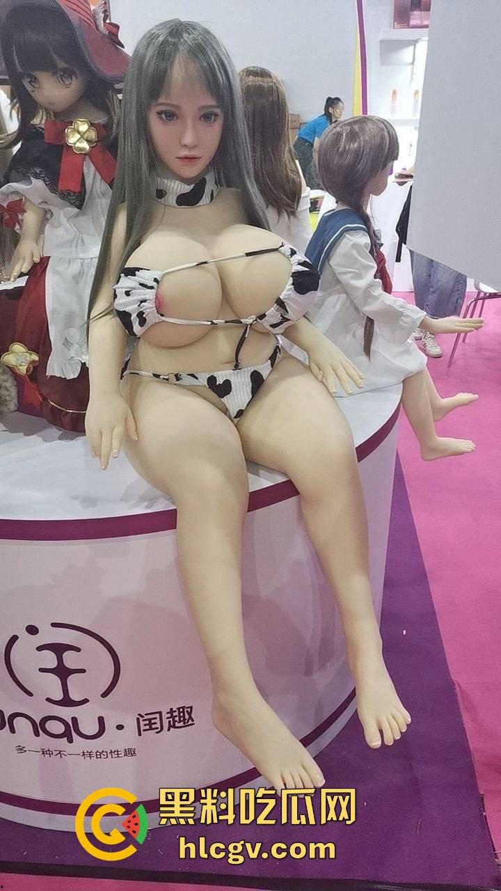 2024广州性文化博览会湿身诱惑全开!大胸妹湿身舔胸,玩具道具琳琅满目,尺度保守却撩人至极!-12
