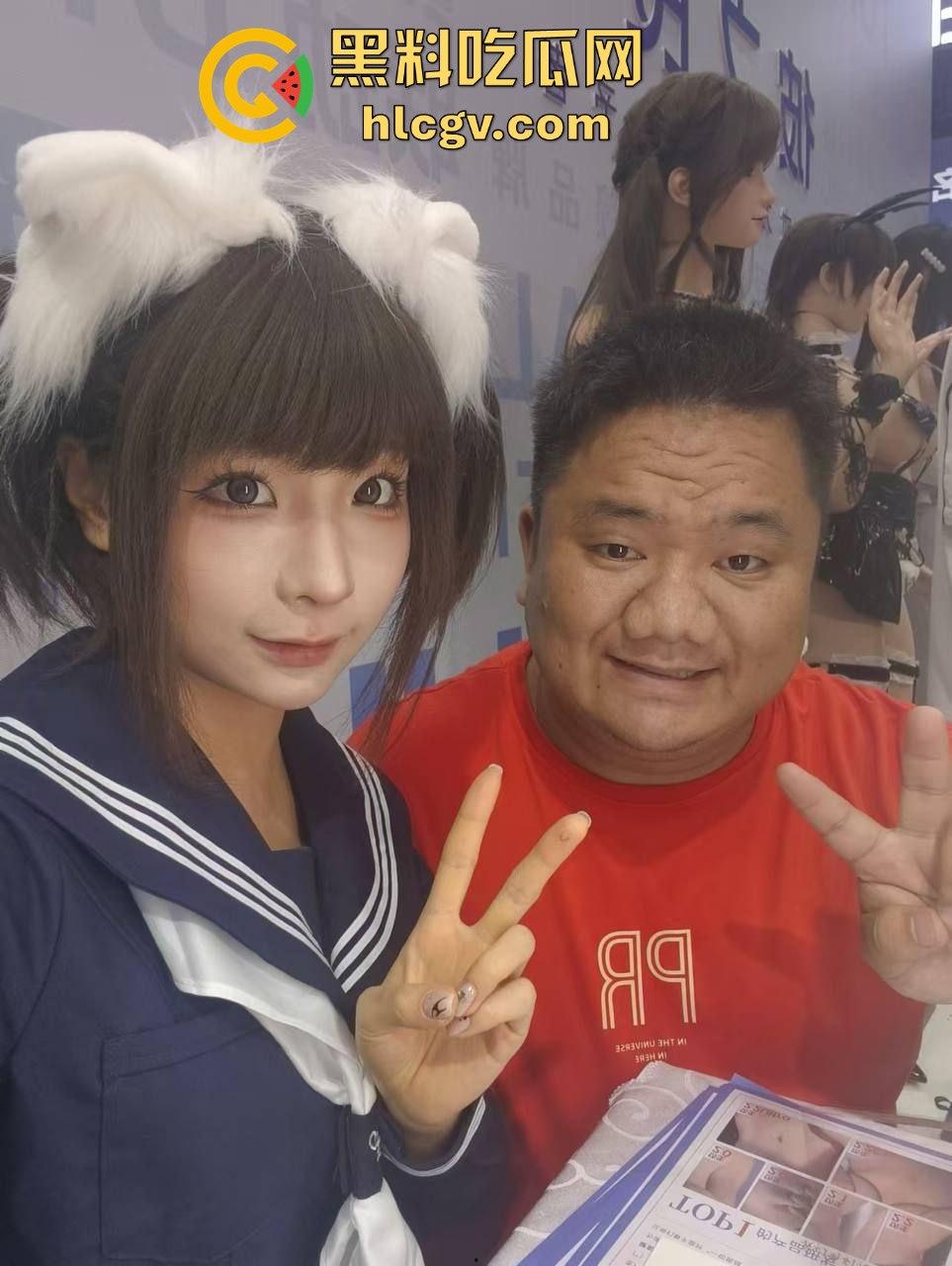 2024广州性文化博览会湿身诱惑全开!大胸妹湿身舔胸,玩具道具琳琅满目,尺度保守却撩人至极!-18