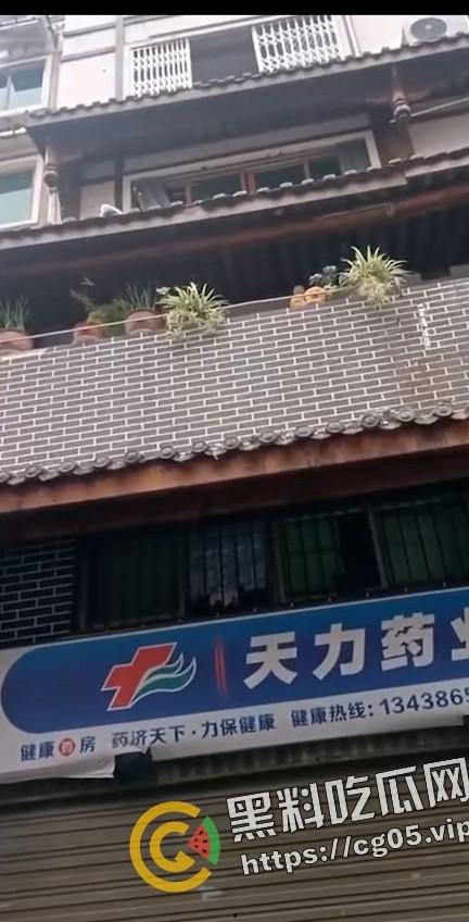 四川内江东兴老街里凤窝街 两口子吵架女方跳楼 现场监控画面流出 人直接不能动了-4