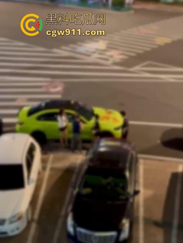 疑是宝马最新配色涂装?福清宝马渣男脚踏多船被发现,多名女友上门给其车改装,还别说这配色还行!-6