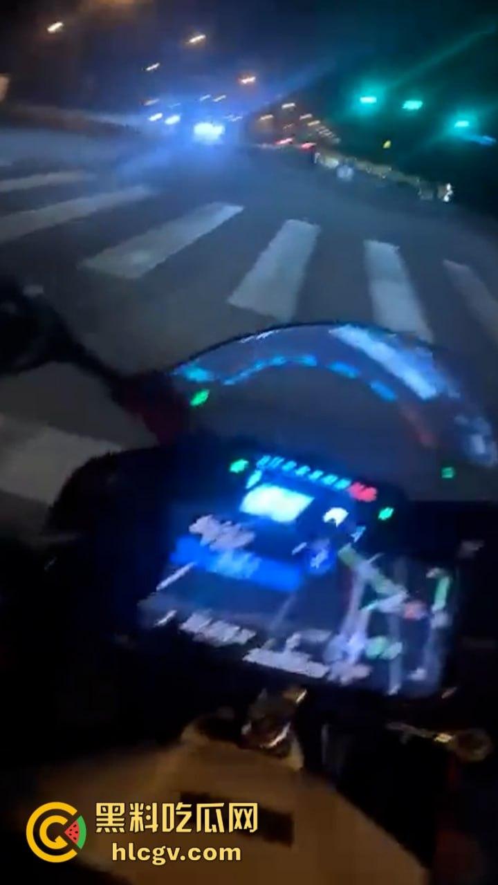 人还在吗？京牌凯越450RR摩友极限对冲特斯拉 摩托车直接被“砍头”！-1