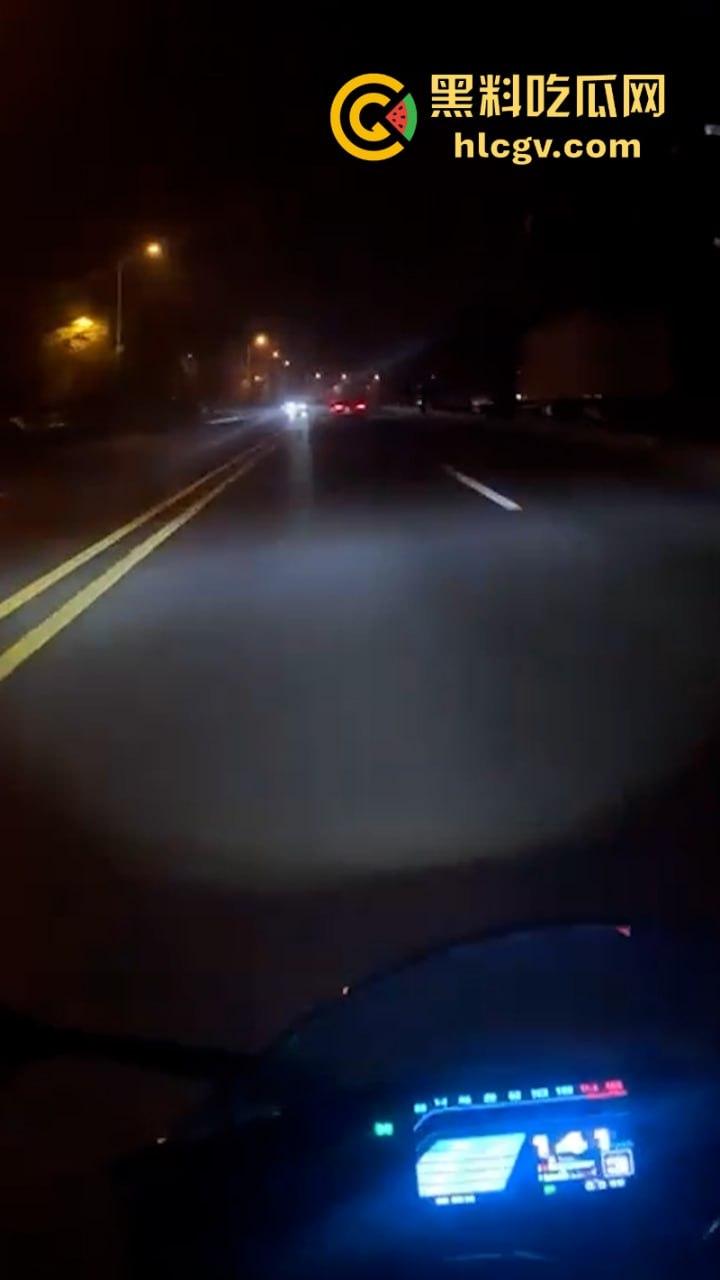 人还在吗？京牌凯越450RR摩友极限对冲特斯拉 摩托车直接被“砍头”！-3