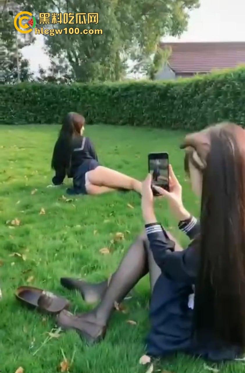 骚鸡拍照骚气冲天,姿势一个比一个奇葩!撅屁股抬腿扭腰放骚味,拍个照片都能把镜头熏裂!-12