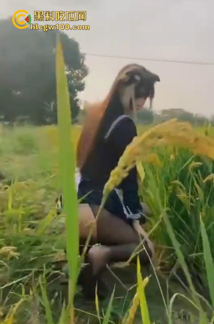 骚鸡拍照骚气冲天,姿势一个比一个奇葩!撅屁股抬腿扭腰放骚味,拍个照片都能把镜头熏裂!-13