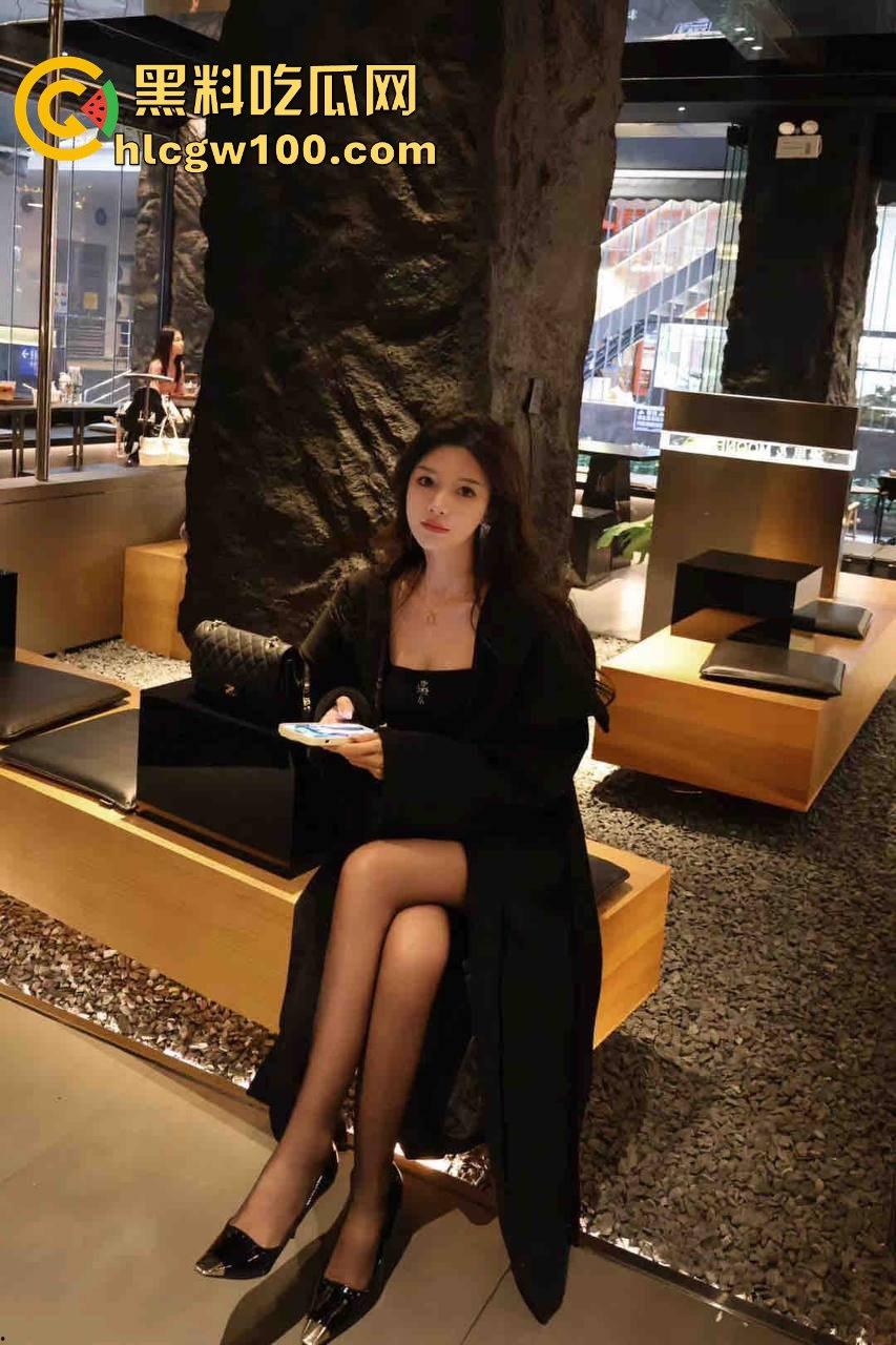 骚鸡拍照骚气冲天,姿势一个比一个奇葩!撅屁股抬腿扭腰放骚味,拍个照片都能把镜头熏裂!-18