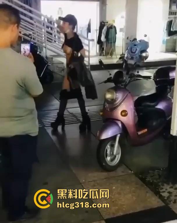 浙江某步行街一女子当众脱衣全裸游街，疑似受到了精神刺激，嘴巴不知道念叨什么，路人纷纷驻足观看。-5