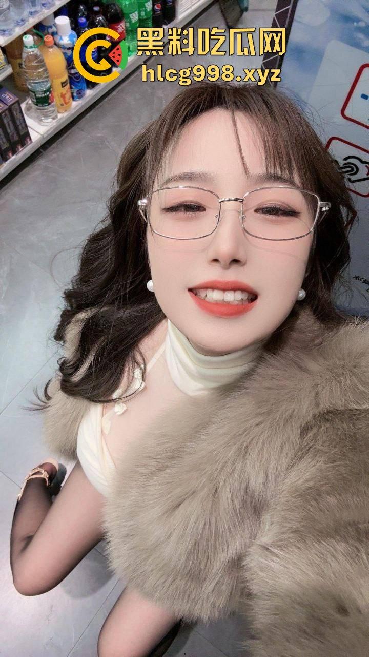 抖音平台主播【小团嫂】直播招嫖!黑丝包臀裙、巨棒身材,嫩逼后入爆插,制服诱惑让人顶不住!-28