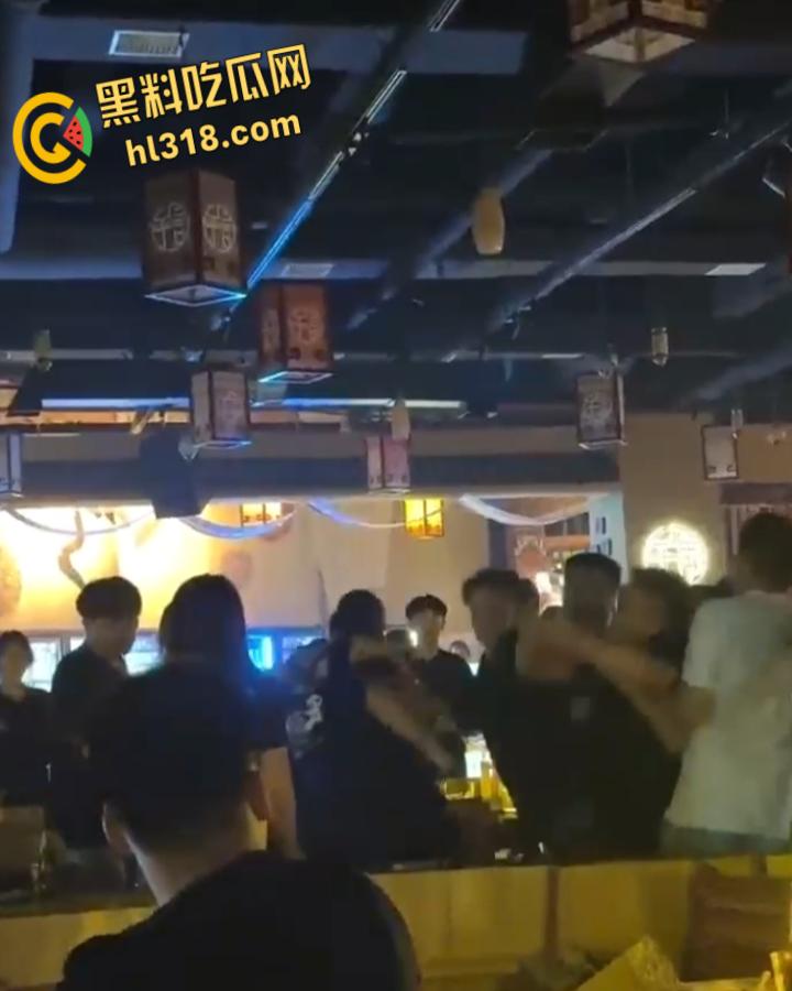 洛阳民谣酒馆上演全武行,精神小伙醉酒挑事,两方男女混战,店员拦都拦不住,场面堪比武林大会!-1