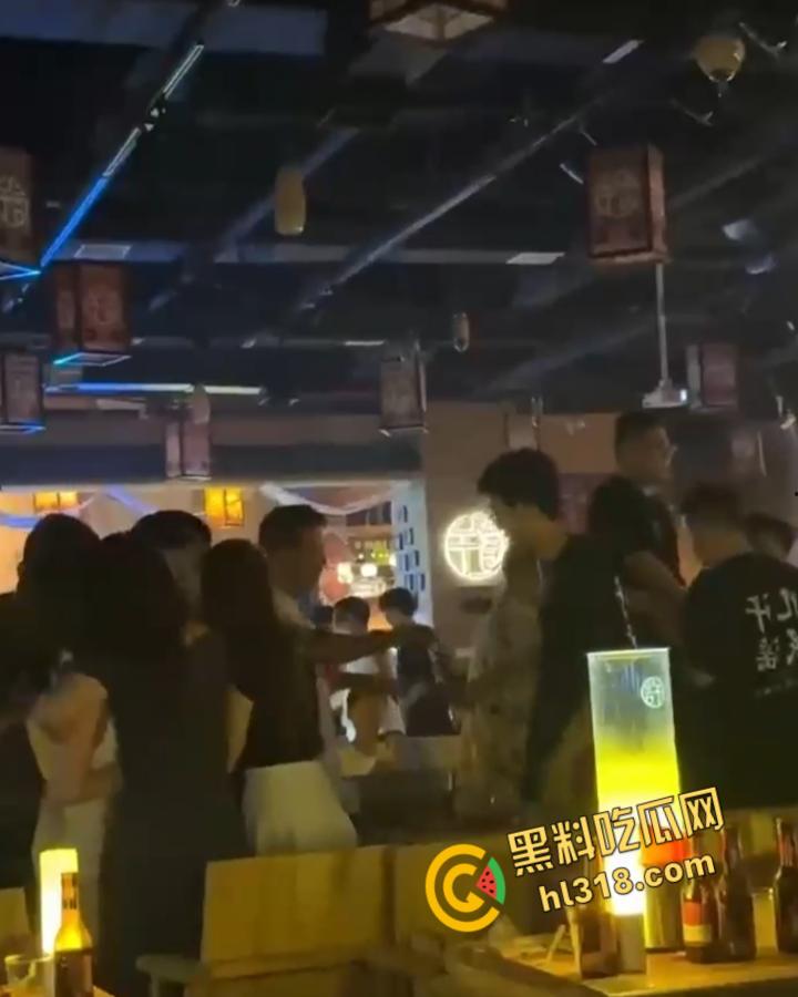 洛阳民谣酒馆上演全武行,精神小伙醉酒挑事,两方男女混战,店员拦都拦不住,场面堪比武林大会!-3