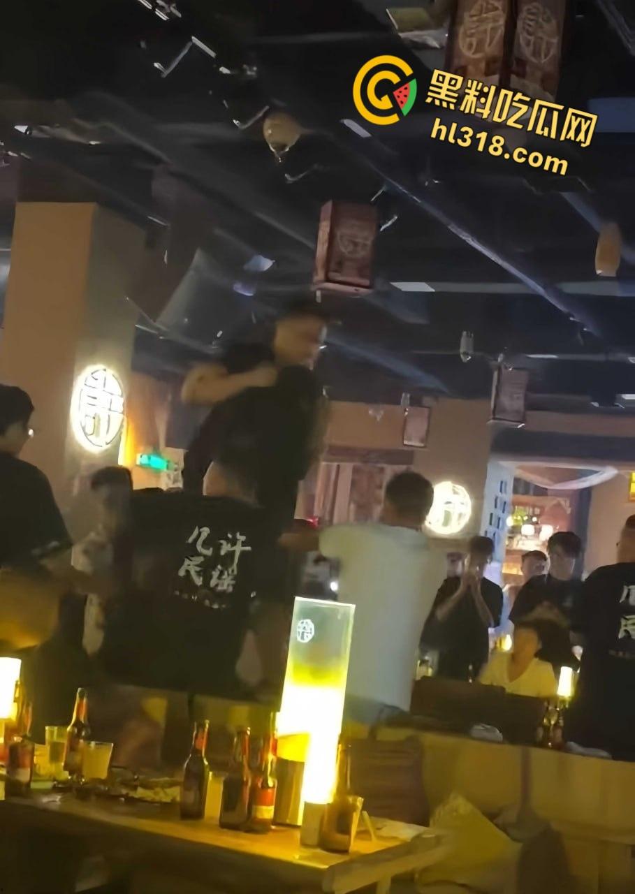 洛阳民谣酒馆上演全武行,精神小伙醉酒挑事,两方男女混战,店员拦都拦不住,场面堪比武林大会!-5