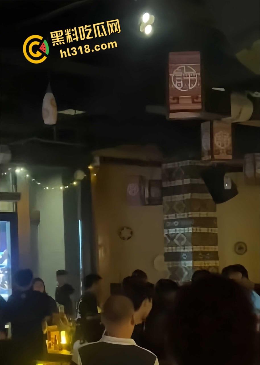 洛阳民谣酒馆上演全武行,精神小伙醉酒挑事,两方男女混战,店员拦都拦不住,场面堪比武林大会!-6