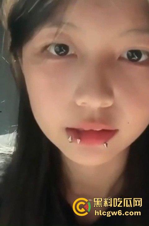 小小年纪就这么会玩！四川唇钉清纯小妹【欧利欣】自慰视频遭曝光，母狗属性真强。-4